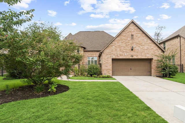 view of front facade featuring a garage and a front yard