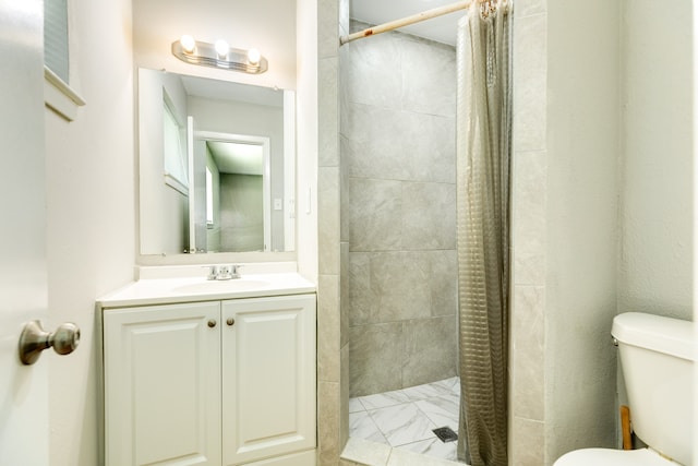 bathroom with toilet, vanity, and curtained shower