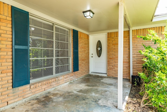 property entrance with covered porch