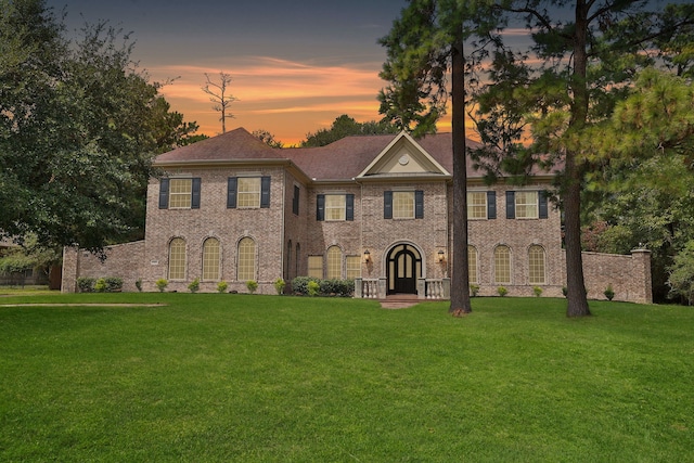 view of front facade with a yard