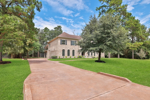 view of front of property featuring a front lawn