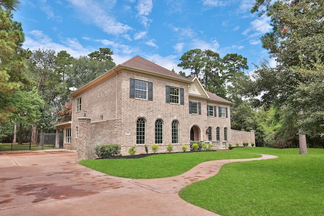 view of front of property with a front lawn