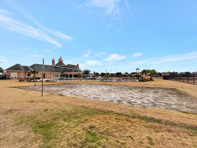 view of property's community featuring a lawn