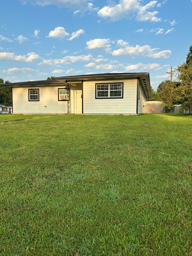 single story home featuring a front yard