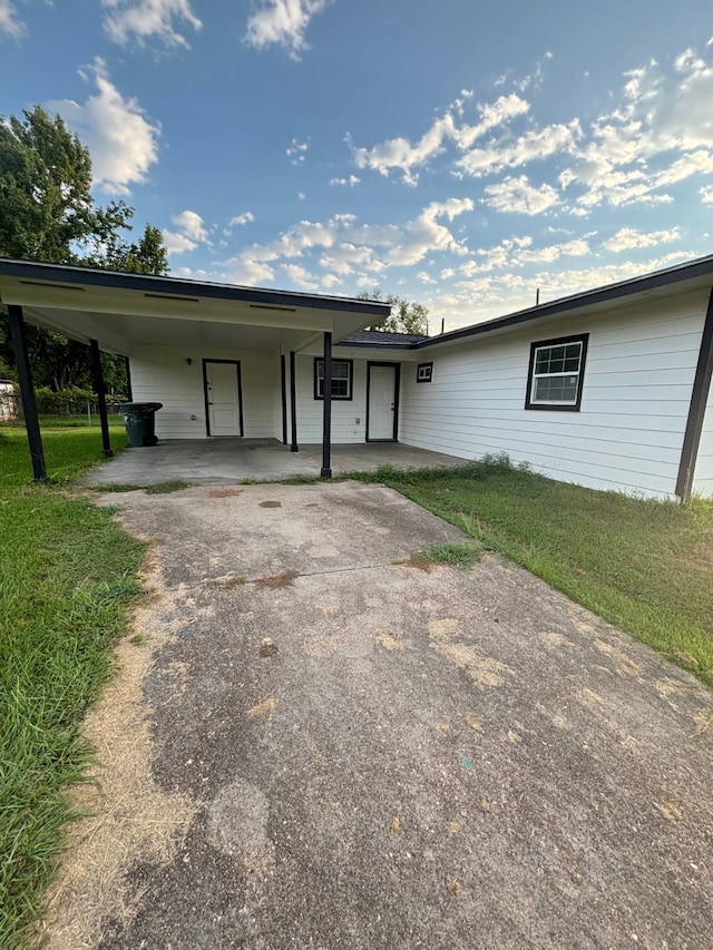 view of front of property featuring a carport and a front yard