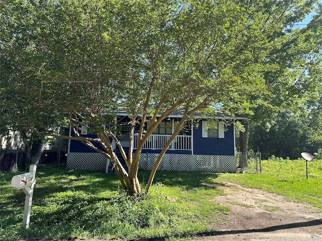 view of front facade featuring a front yard