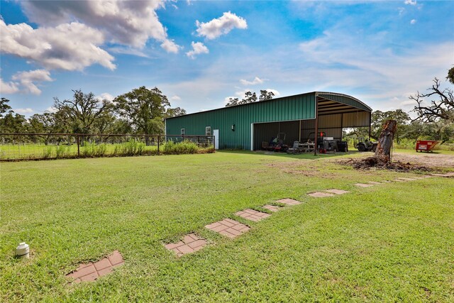 view of yard with an outdoor structure