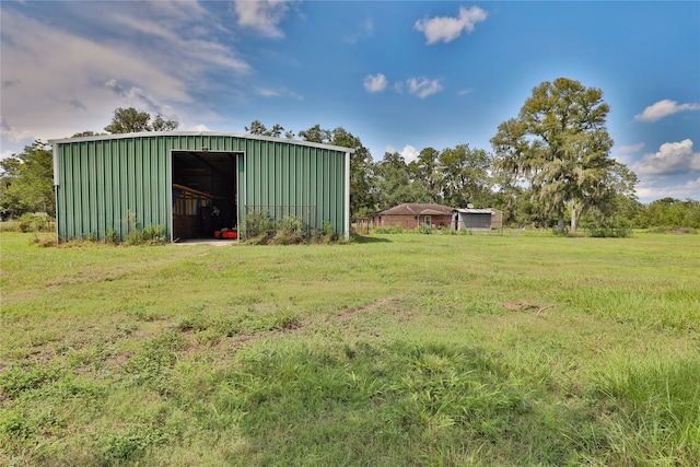 view of yard featuring an outbuilding