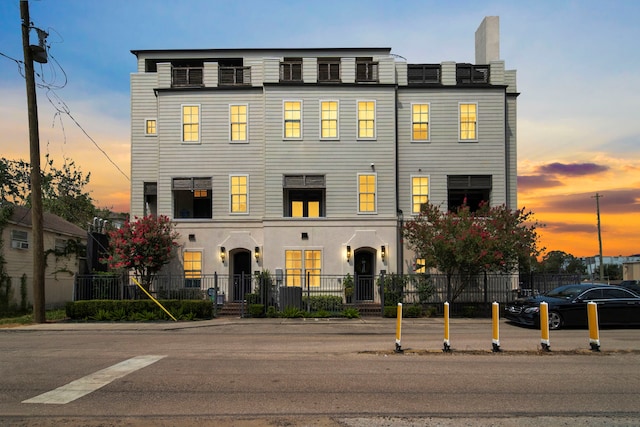 view of front facade