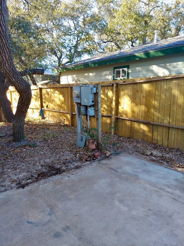 view of yard with a patio area