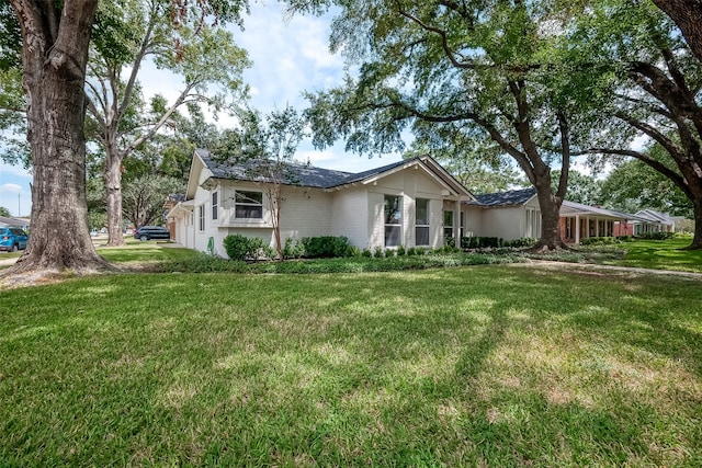 view of front facade with a front yard