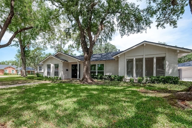 single story home with a front lawn