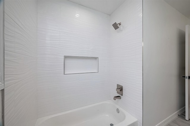 bathroom with tiled shower / bath combo