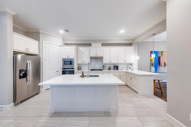 kitchen featuring stainless steel appliances, visible vents, backsplash, a sink, and a peninsula