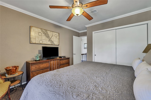 bedroom featuring ceiling fan, a closet, and ornamental molding