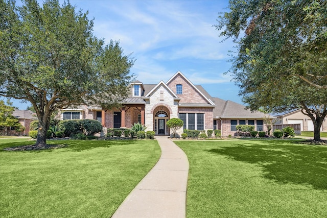 view of front of property featuring a front yard