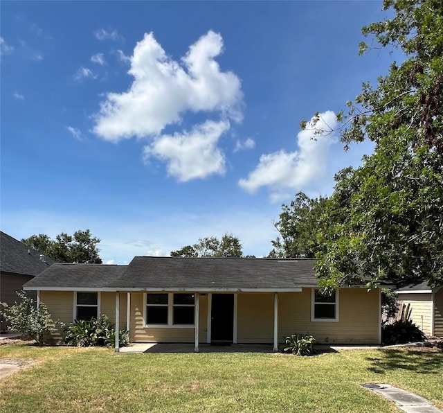 ranch-style home with a front lawn