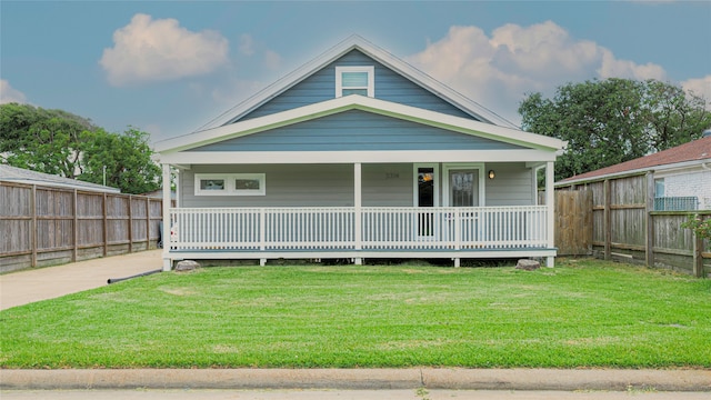 view of front facade featuring a front lawn and a porch