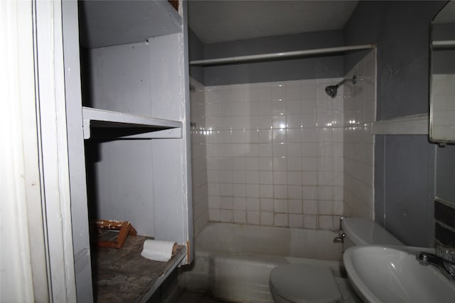 full bathroom with sink, toilet, and tiled shower / bath combo