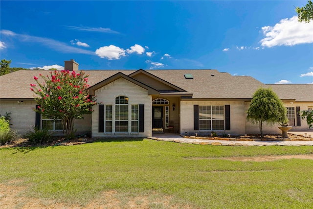 view of front of house featuring a front lawn