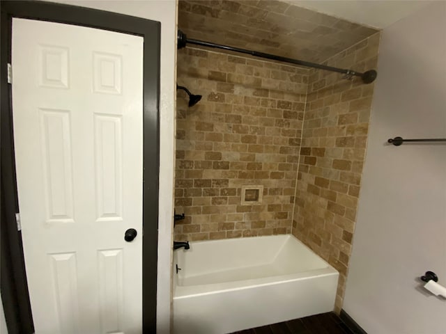 bathroom featuring tiled shower / bath combo