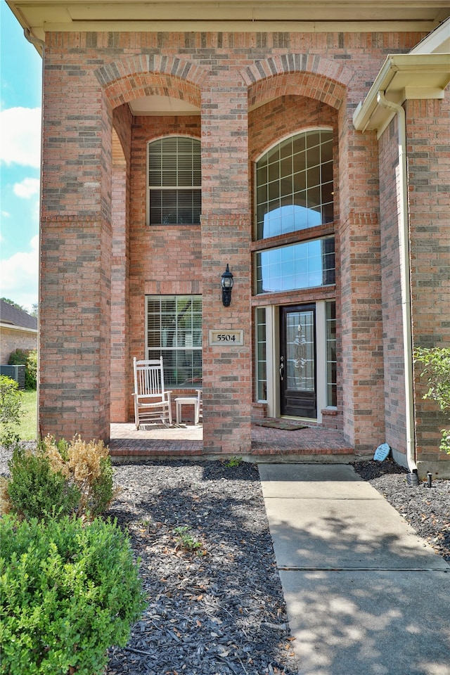 doorway to property with covered porch