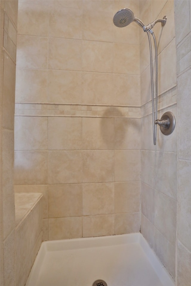 bathroom featuring a tile shower