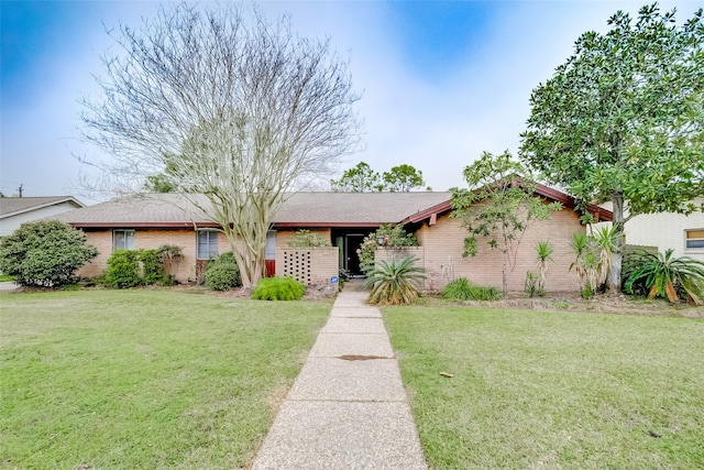 view of front of property featuring a front lawn