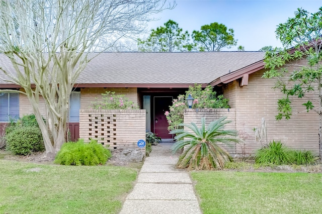 view of front of house featuring a front yard