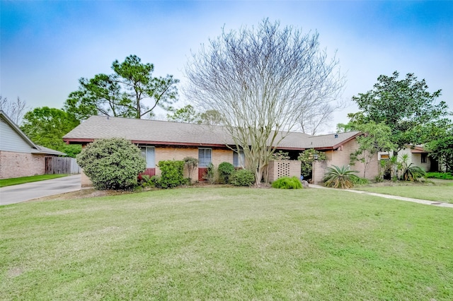 single story home with a front lawn