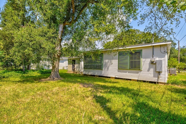 back of house featuring a lawn