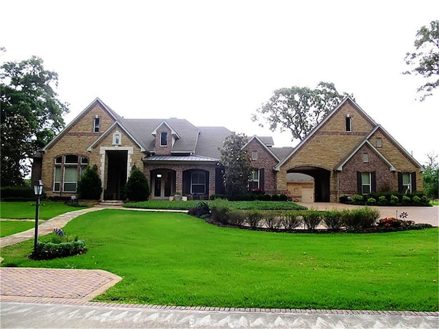 view of front of house featuring a front yard