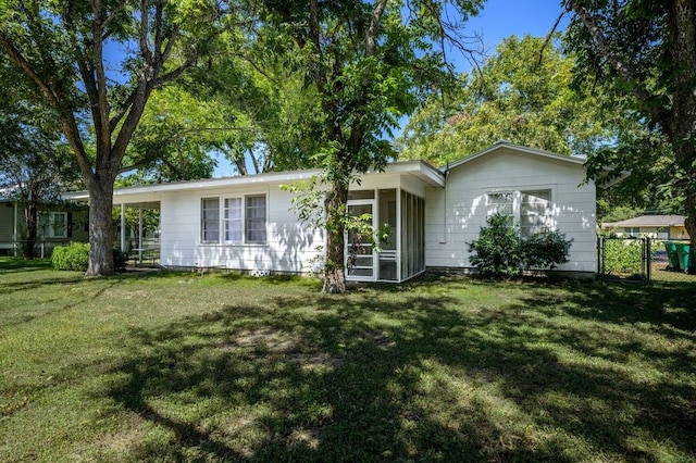 view of front of house featuring a front lawn