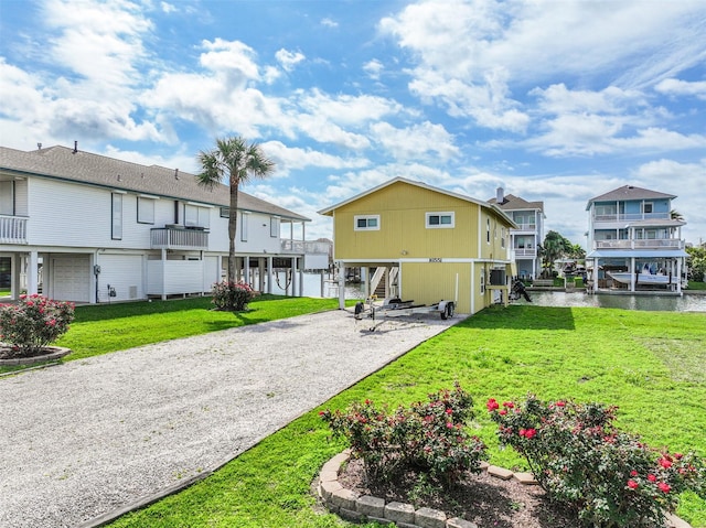 exterior space with gravel driveway, a residential view, and a yard