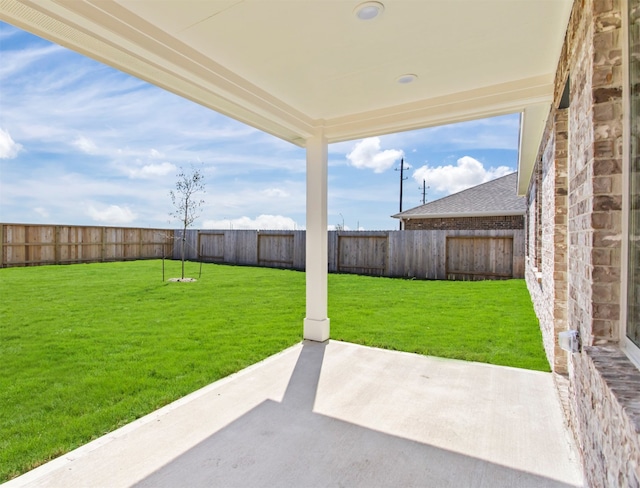 view of yard featuring a patio