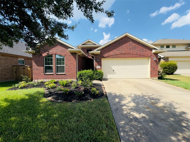 view of front facade featuring a garage and a front yard