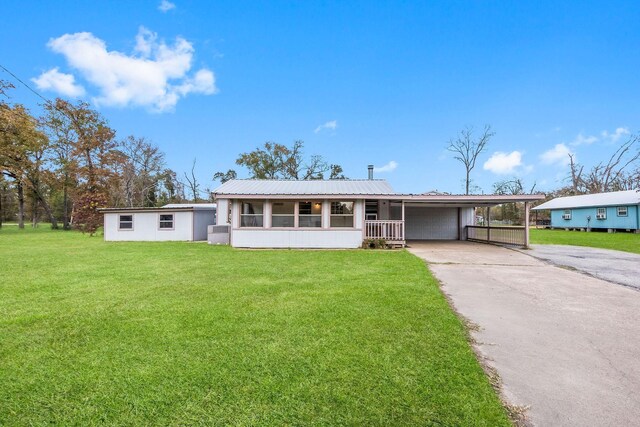 view of front of home featuring a carport and a front yard