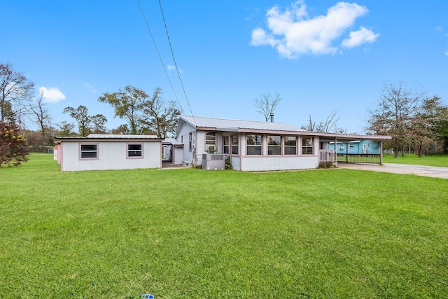 view of front of property featuring a front lawn and a carport