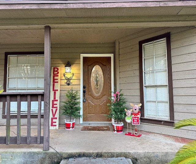 entrance to property featuring covered porch