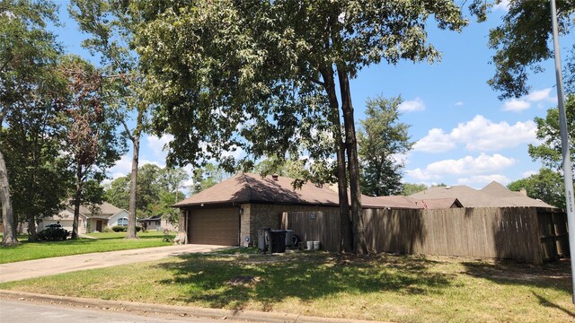 view of front of home featuring a front yard and a garage