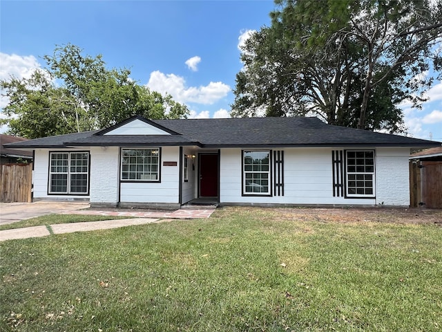 single story home with a front lawn