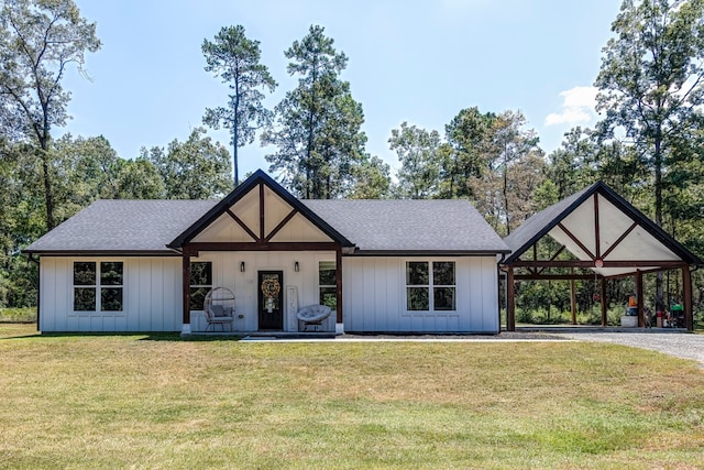 view of front of property featuring a front yard