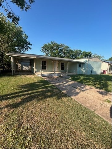 view of front of house featuring a front yard