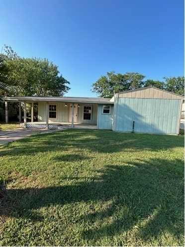 view of front facade with a front yard