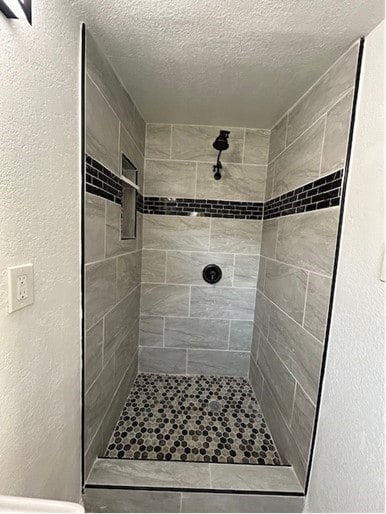 bathroom featuring tiled shower