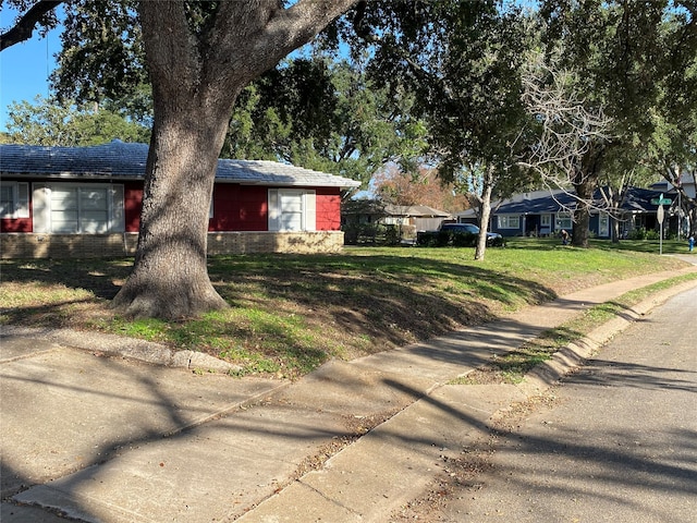 ranch-style home featuring a front yard