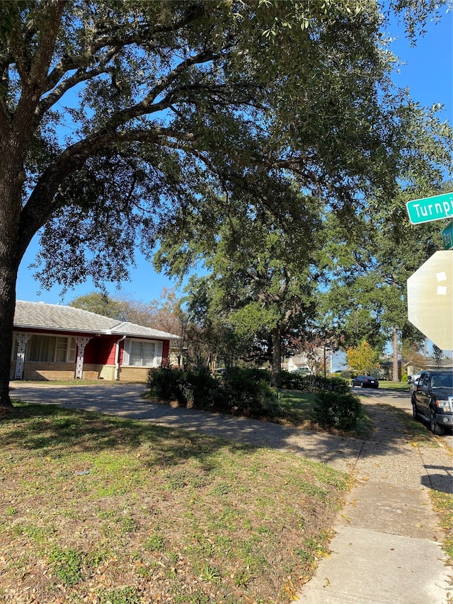 view of front of house with a front lawn