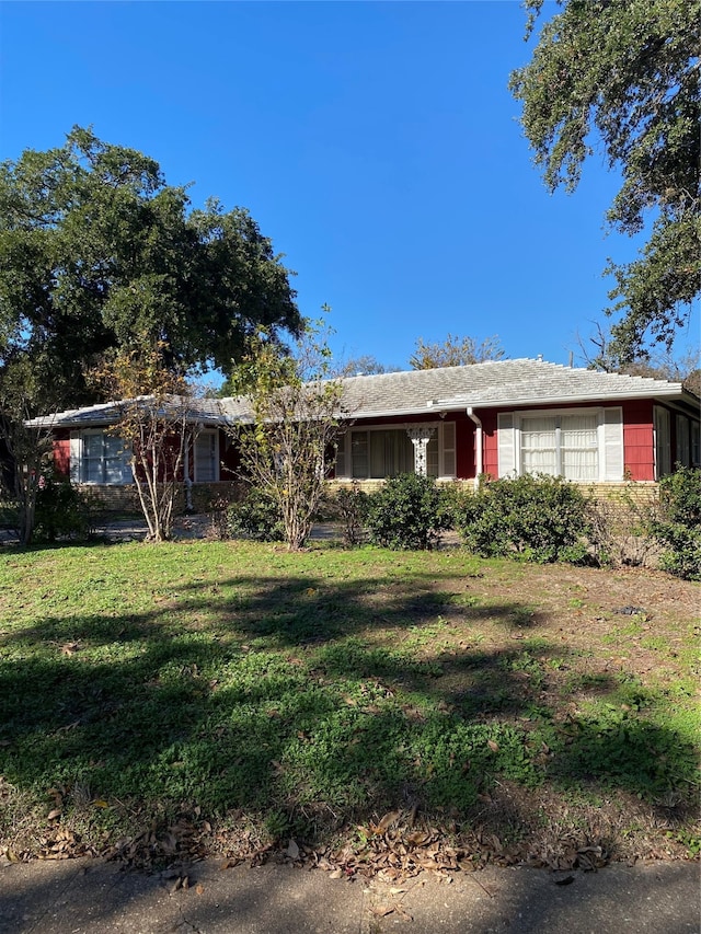 ranch-style house with a front yard