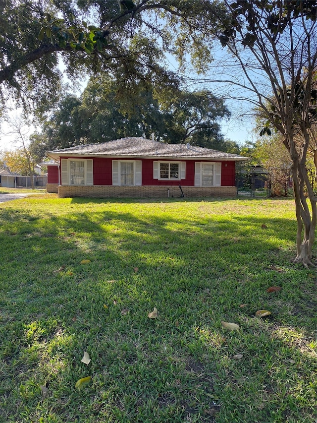 ranch-style house featuring a front yard