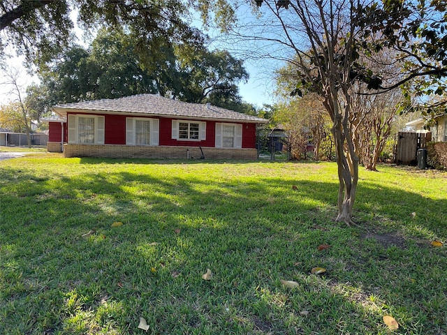 single story home with a front yard